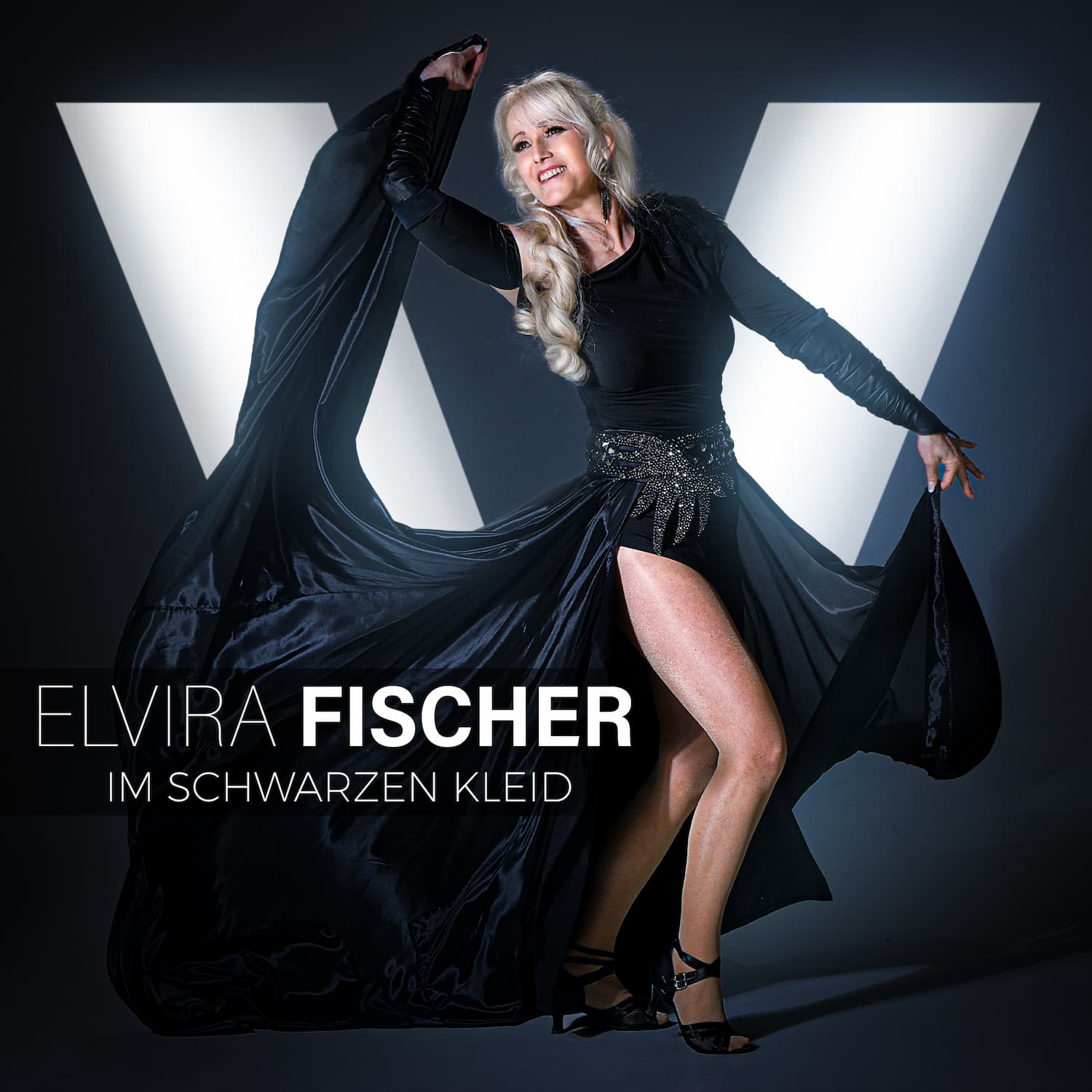 Im schwarzen Kleid